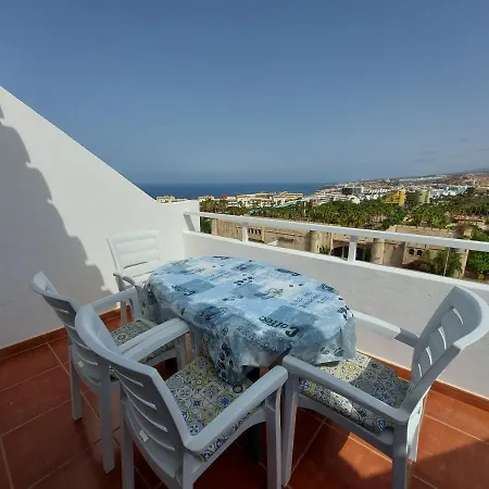 Ocean View Top Floor Spacious One Bedroom Wi-fi Pool شقة