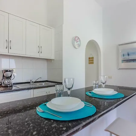 Ocean View Top Floor Spacious One Bedroom Wi-fi Pool شقة أذيخي
