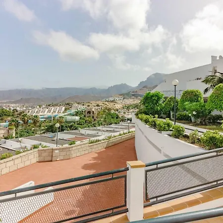 Ocean View Top Floor Spacious One Bedroom Wi-fi Pool شقة