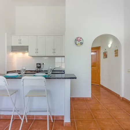 Ocean View Top Floor Spacious One Bedroom Wi-fi Pool شقة *